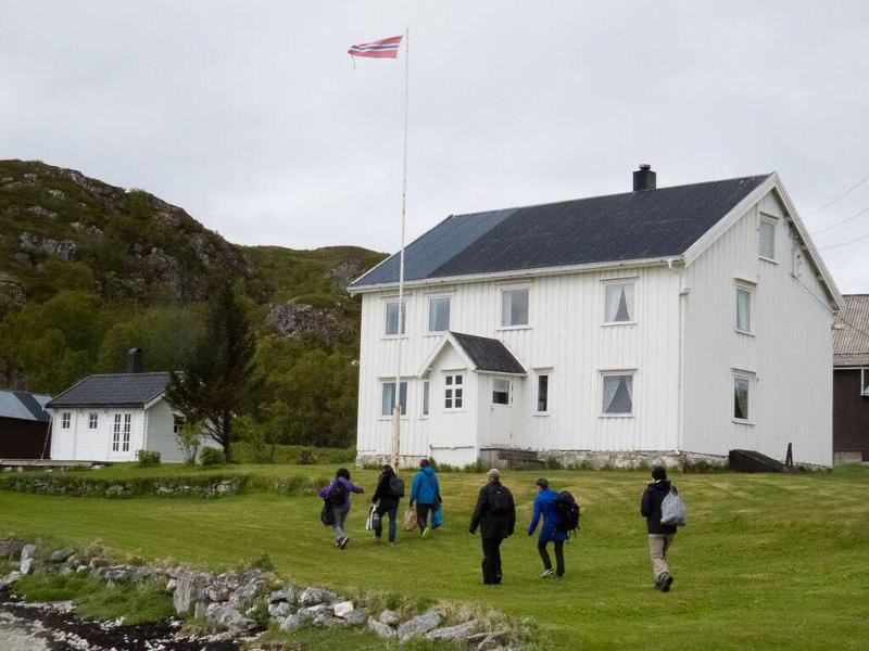 Forskerne inntar Risøya.jpg Forskerne inntar Risøya.